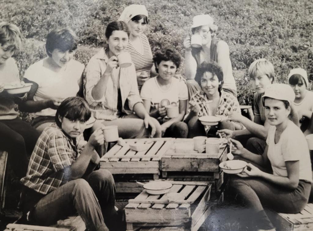 Studenți la muncă agricolă în perioada sovietică – culesul legumelor într-un sovhoz (1983)